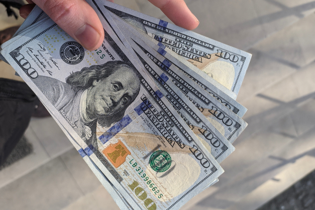 VantaPartner4-1536x1024.jpeg-1 Handful of cash.